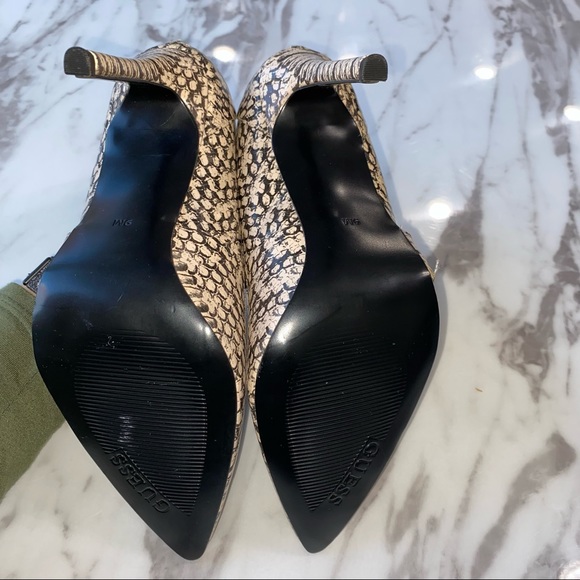 Vintage Nude and Black Guess Pointy Toe Pump - Picture 4 of 8